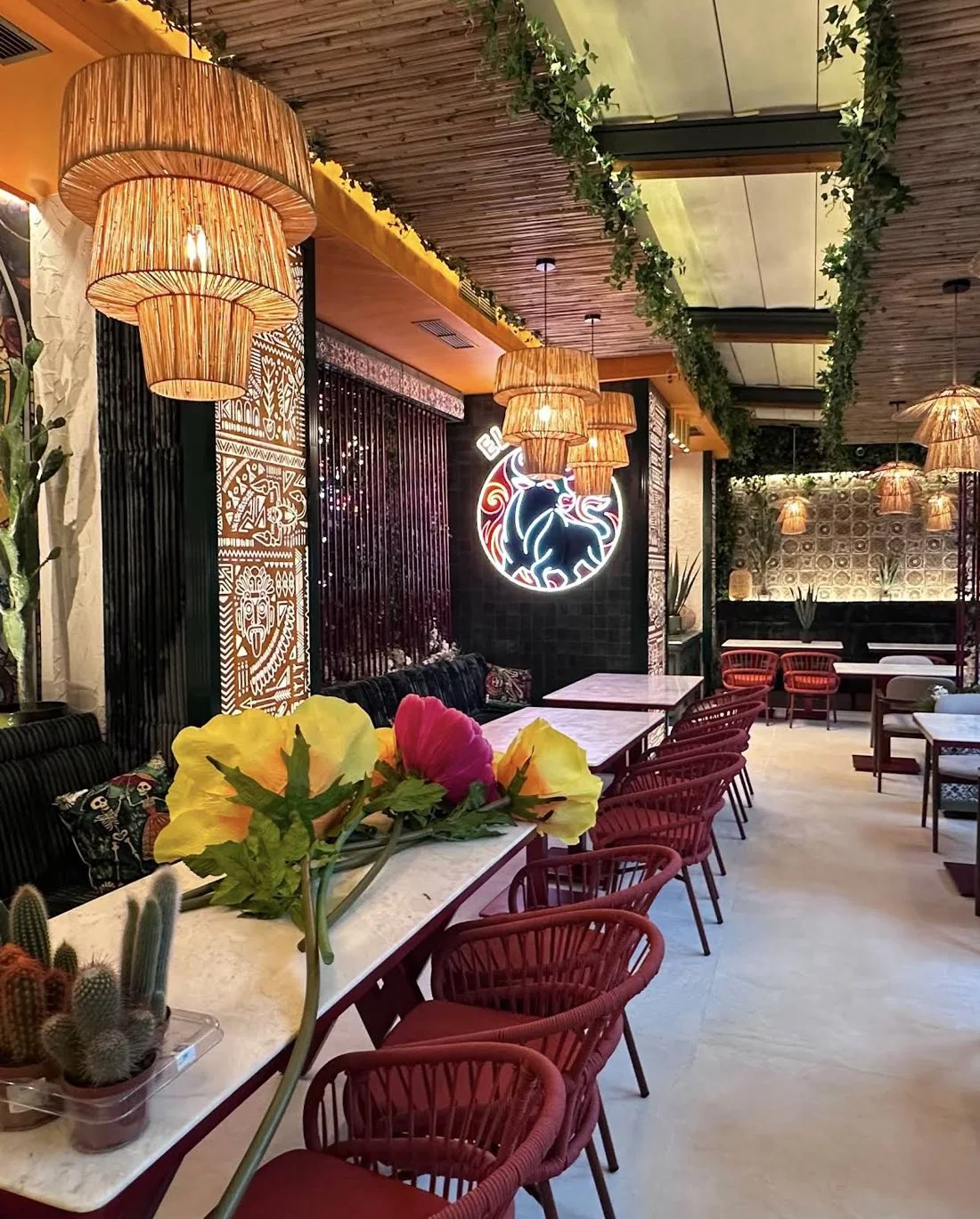 Emblema El Torito în neon și mesele din restaurant